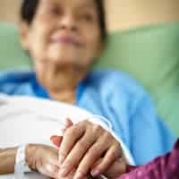 Savoir accompagner un proche face au cancer