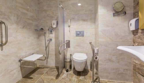 Aménager la salle de bain d’un proche âgé
