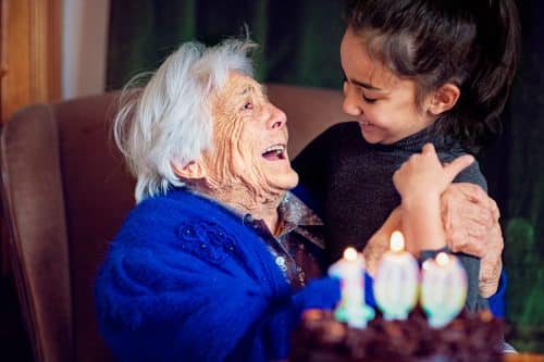 Espérance de vie : pourquoi compte-t-on de plus en plus de centenaires en France ?