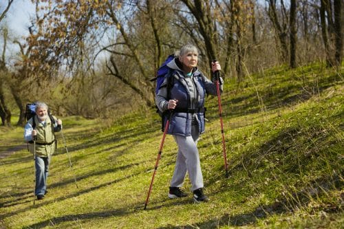 La marche nordique, un sport complet pour les seniors
