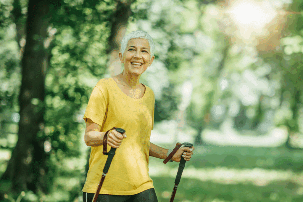 La marche nordique, un sport complet pour les seniors