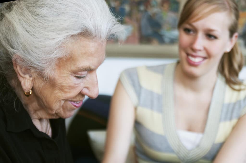 Service civique solidarité seniors : à quoi sert-il et comment en bénéficier ?