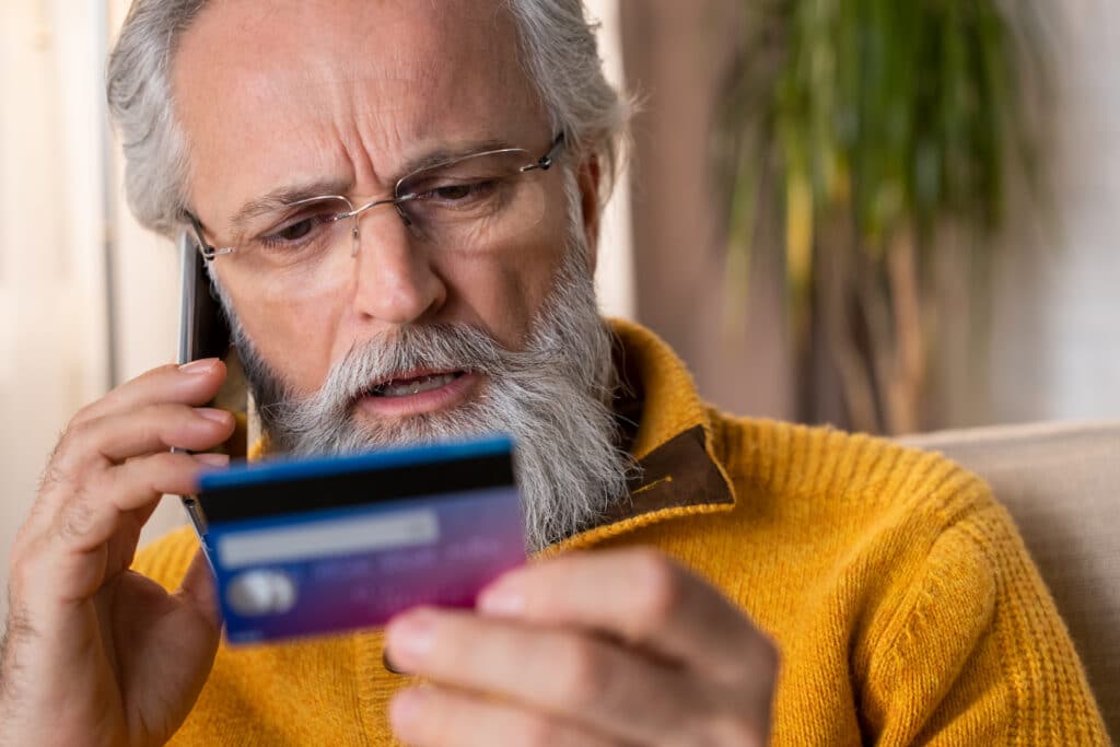 Les arnaques financières qui ciblent les seniors